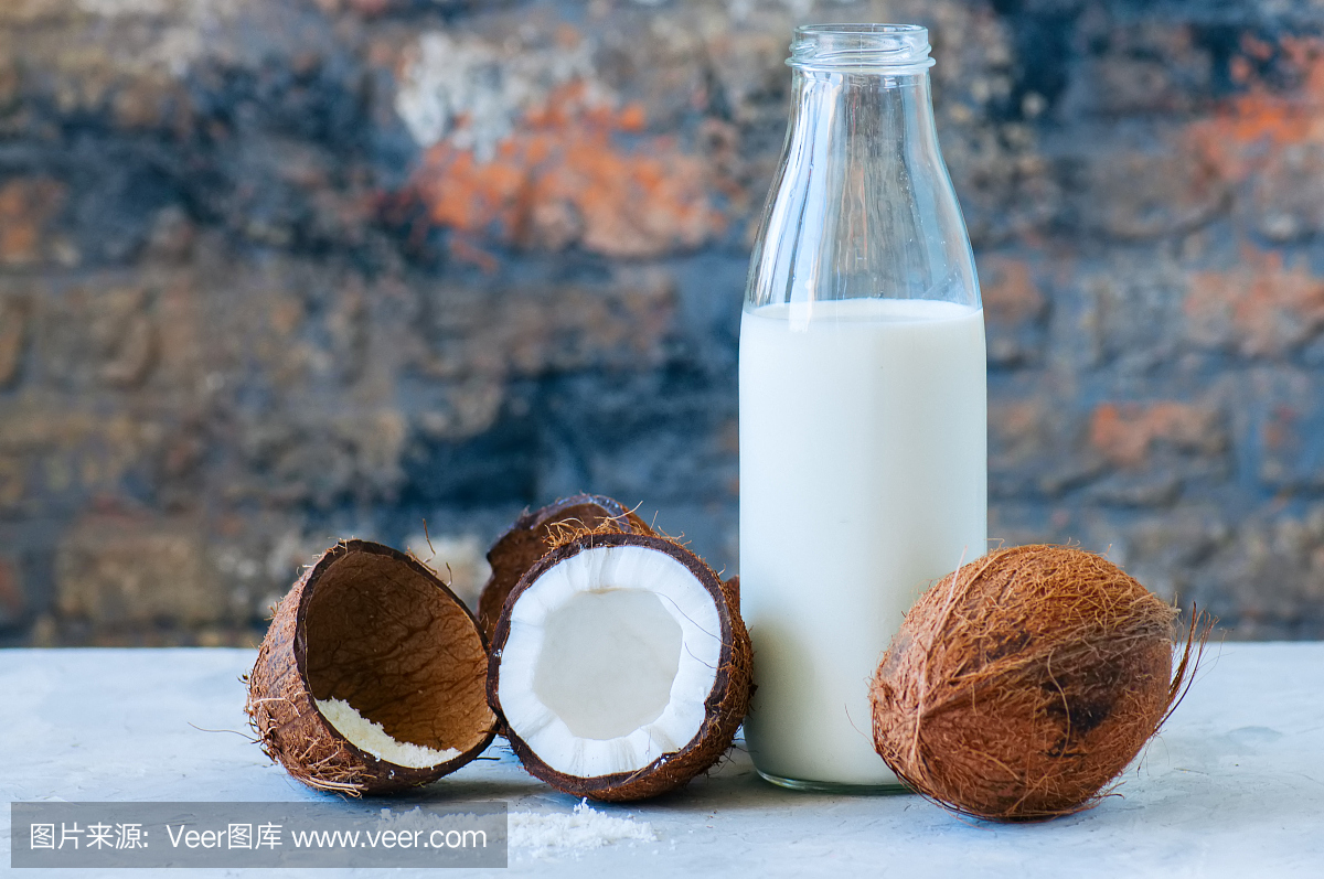 整個(gè)椰子和椰子產(chǎn)品的奶和粉。白色的圣