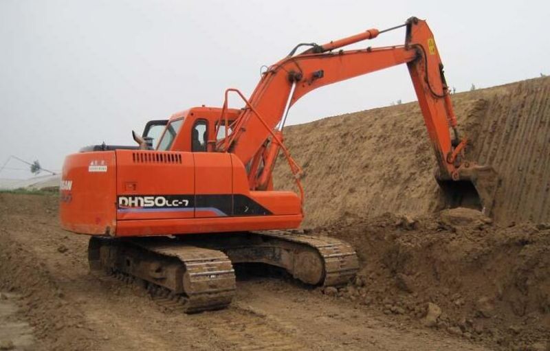 南寧市出租150-7履帶式挖掘機(jī)_挖掘機(jī)租賃費(fèi)用_匯租平臺(tái)